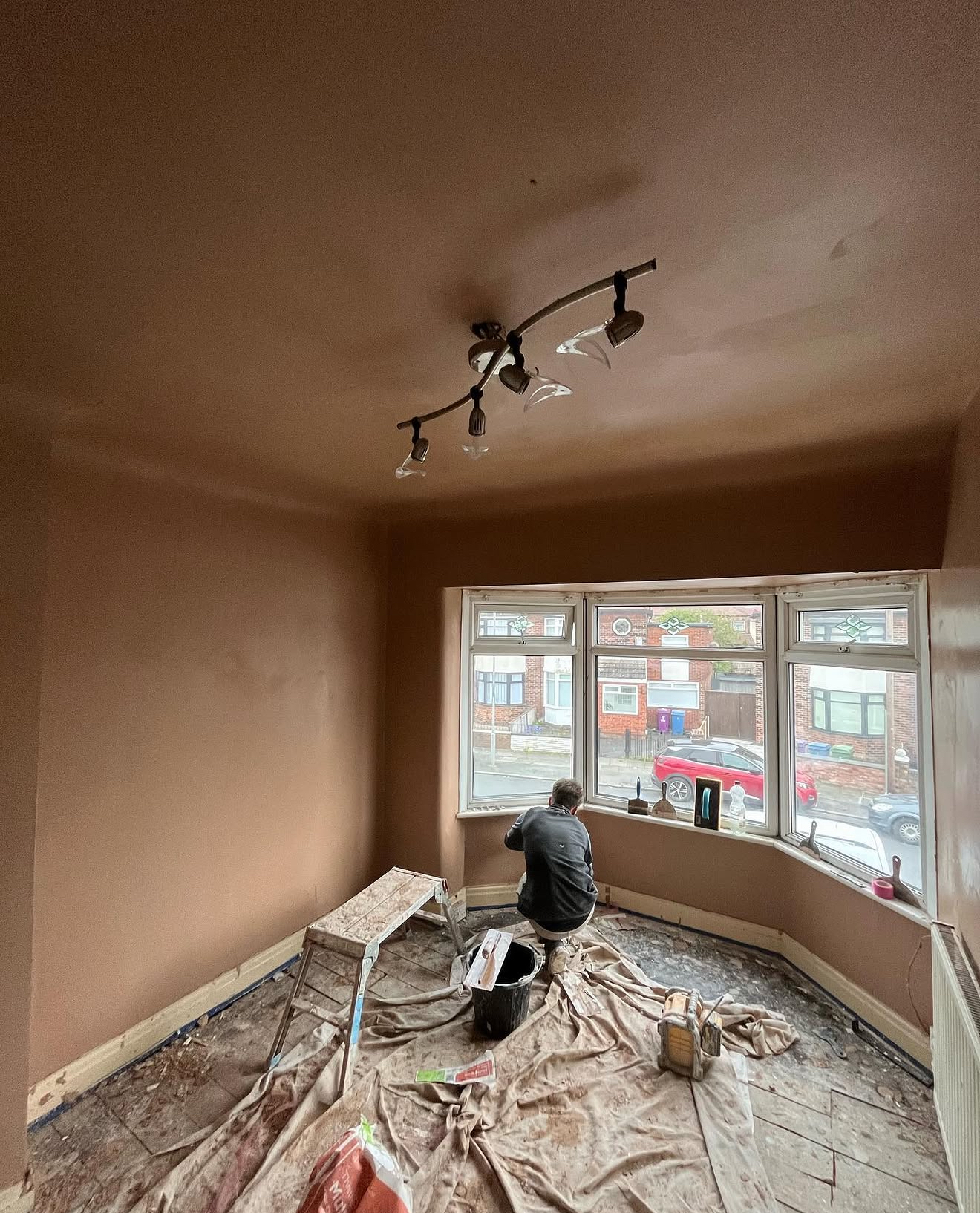 Plastered bay-window room